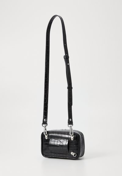 Zwarte krokodillen-embossed handtas met een rechthoekige vorm, zilveren hardware, een afneembare schouderriem en een detail met een voorzak.