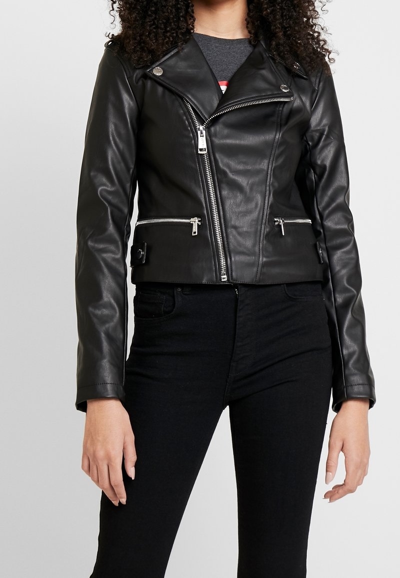Svart lädermotorcykeljacka med figursydd design, asymmetrisk dragkedja, silverdetaljer och två framfickor med dragkedja. Lätt textur.