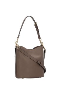 Sac seau en cuir marron avec texture granuleuse, bandoulières ajustables pour épaule et travers, et ferrures en métal doré.