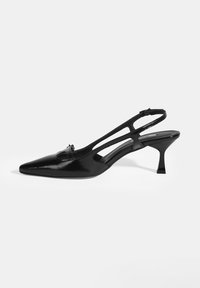 Schwarzer Lackleder Slingback-Schuh mit spitzem Zehenbereich, kleinem Absatz, ausgeschnittenem Design an den Seiten und dekorativem Schlaufen-Detail an der Vorderseite.