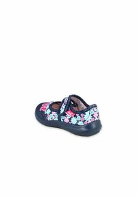 Marineblauwe kinderschoen met bloemenprint in roze en lichtblauw, voorzien van een klittenbandsluiting en een rubberen zool.