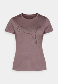 Fioletowa koszulka z krótkim rękawem z miękkiego materiału, z wyraźnym czarnym logo Puma przedstawiającym skaczącą postać na przodzie.