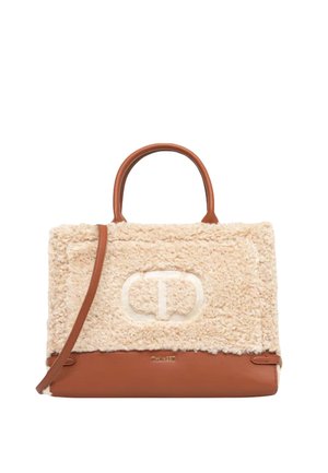 Borsa a mano in pelle color camoscio con un fronte in morbida pelliccia color crema testurizzata, dotata di logo impresso. Include manici e una tracolla removibile.
