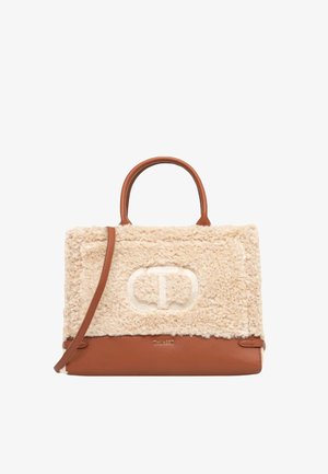 Borsa a mano in pelle color camoscio con un fronte in morbida pelliccia color crema testurizzata, dotata di logo impresso. Include manici e una tracolla removibile.