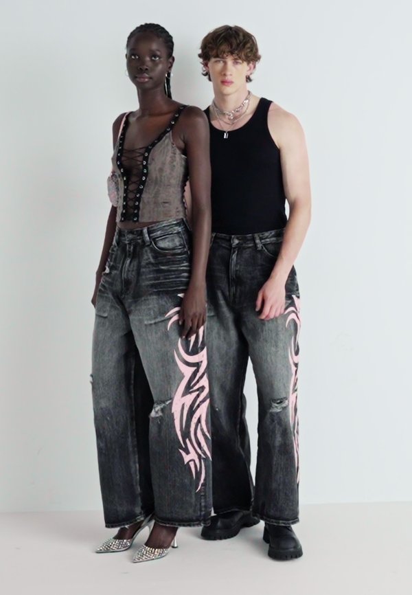 TATTOO XL COLOSSUS UNISEX - Loose Jeans3