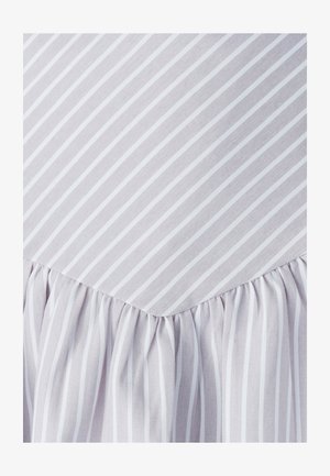 Hele lavendlivärvi kangas valgete vertikaalsete triipudega, mille allääres on volang, ning millel on pehme tekstuur.