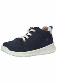 Marineblaue Sneaker mit weißer Sohle, Schnürdesign, strukturiertem Obermaterial und braunen Lederelementen. Verfügt über Belüftungsöffnungen für Atmungsaktivität.