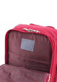 Zaino rosso in tessuto, chiusura con cerniera, con interno marrone a motivo. Presenta un'etichetta e scomparti interni per l'organizzazione.