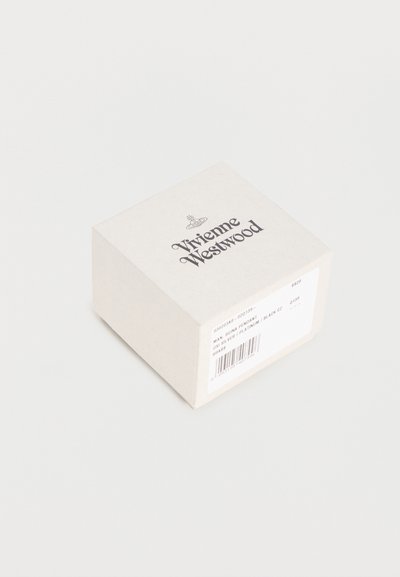 Boîte blanche Vivienne Westwood avec le logo de la marque sur le dessus et une étiquette à code-barres sur le côté, sur un fond blanc uni.