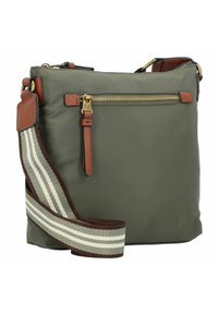 Olivgrünes Nylon-Crossbody-Bag mit goldfarbenem Reißverschluss, braunen Ledeerakzenten und einem gestreiften Textilgurt. Kompakte rechteckige Form.