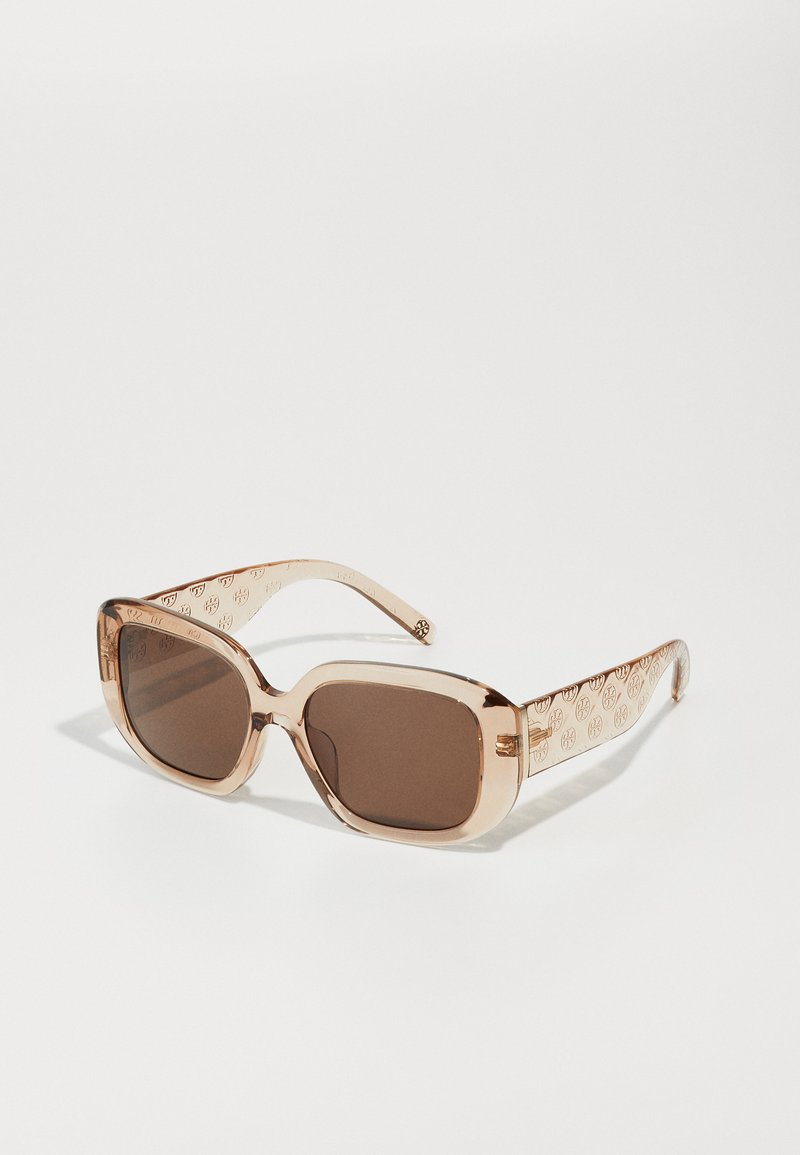 Sunglasses med en transparent, ljusbrun ram, rektangulära linser och texturerade bruna bågar med ett upprepande mönster.