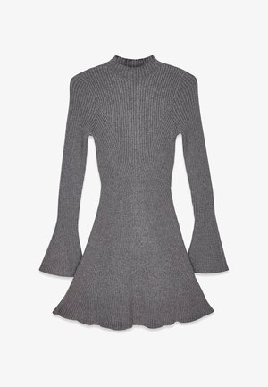 Szara prążkowana sukienka z półgolfem, długimi rozkloszowanymi rękawami i rozkloszowanym dołem. Materiał ma pionową fakturę prążków na całej powierzchni.