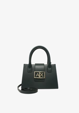 Borsa sintetica nera con forma strutturata, doppi manici e tracolla removibile. Presenta un logo in metallo dorato sul davanti.