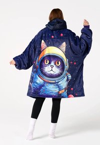 Zilā, pārāk liela izmēra flīsa kapuce ar krāsainu kaķa ilustrāciju astronauta tērpā, akcentēta ar kosmosa tematiku un dzīviem toņiem.