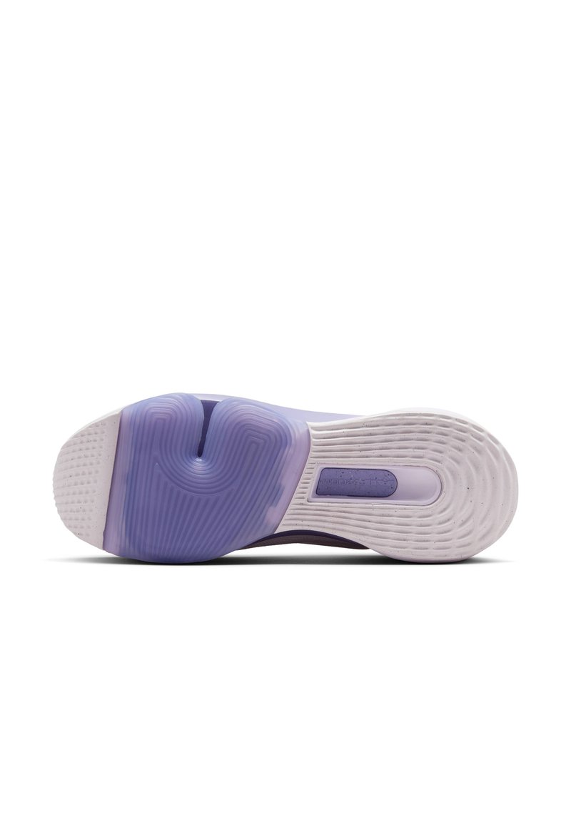 Vista inferiore di una sneaker con una suola intermedia viola e una suola bianca, caratterizzata da patterns testurizzati e una scanalatura prominente per migliorare la presa.