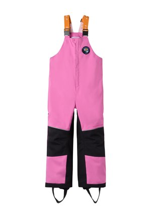 Pink og sorte vandtætte snebukser med orange justerbare skulderstropper og ankelstropper til udendørs vinteraktiviteter.