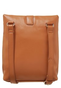 Borsa a tracolla in pelle marrone con finitura liscia, cinturino regolabile e chiusura magnetica nella parte superiore. Design semplice e rettangolare.