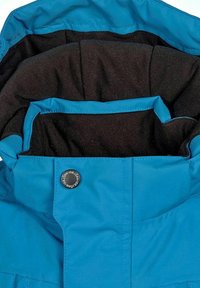 Blå jacka med krage och fodrad med svart fleece samt en knapp märkt "ISBJÖRN" på framfästet.