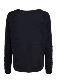 Pull en maille noire avec des rayures horizontales texturées, un col large et des manches longues. Matière douce et extensible avec une coupe décontractée.