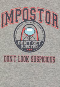 Pilkas marškinėlis su ryškiu juodu ir raudonu tekstu: "IMPOSTOR", "DON'T GET EJECTED" ir "DON'T LOOK SUSPICIOUS", išdėstyti sluoksniuotais dizainais.