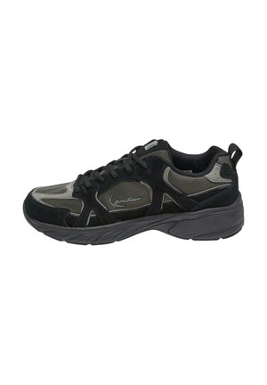Czarno-szary męski sportowy sneaker wykonany z materiałów z siateczki i zamszu, z wiązaniem na sznurówki i wyściełaną podeszwą, widok z boku.