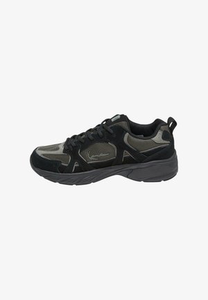 Zapatilla deportiva masculina en negro y gris con materiales de malla y ante, diseño con cordones y suela acolchada, vista lateral.