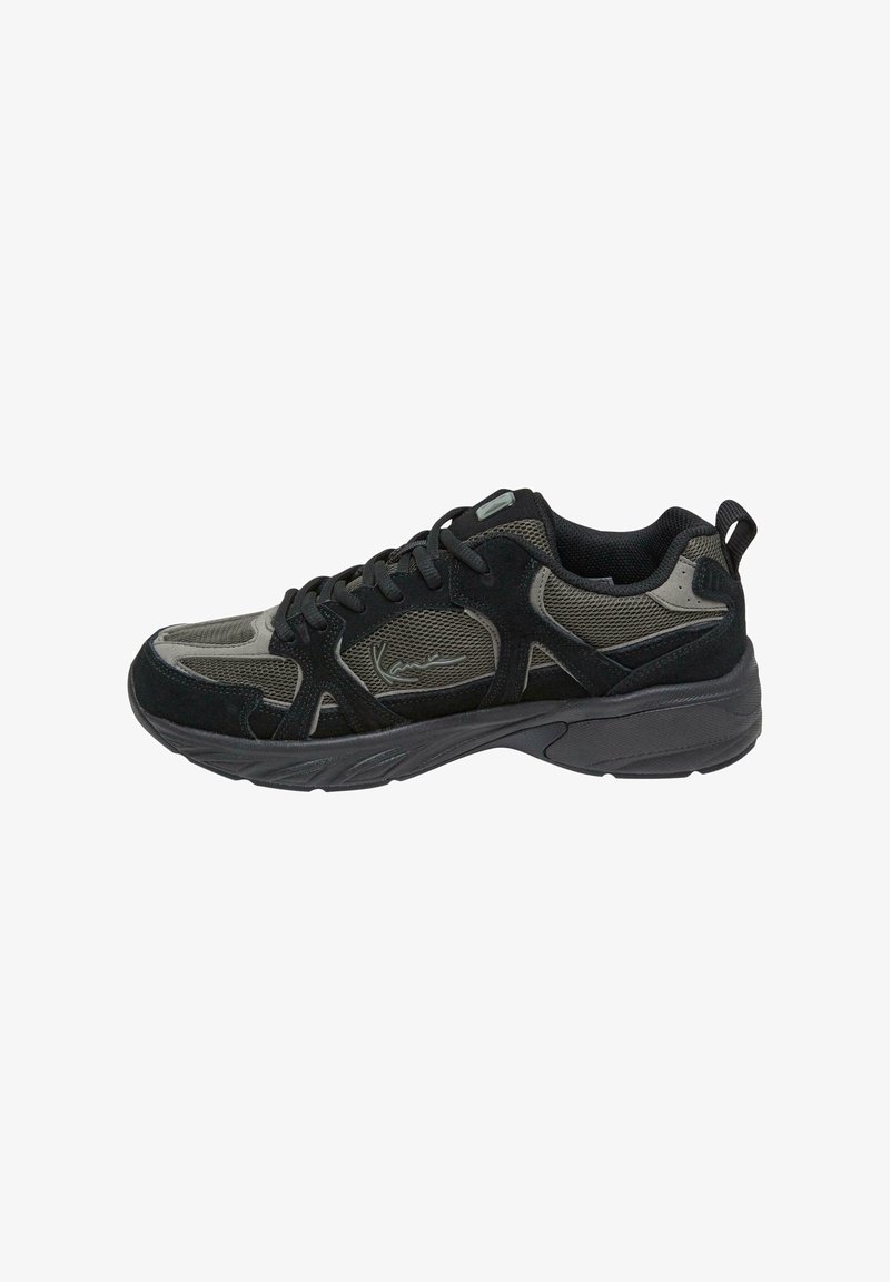 Basket de sport pour homme noire et grise avec matériaux en mesh et en suède, design à lacets et semelle rembourrée, vue de côté.