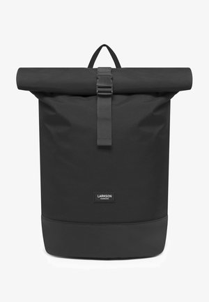 Czarny plecak typu roll-top z wytrzymałego materiału, z regulowanym paskiem i wyraźnym logo na dole. Charakteryzuje się eleganckim, minimalistycznym designem.