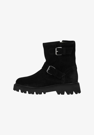 Zwarte suede enkellaarsjes met twee verstelbare banden, metalen gespen en een chunky, gestructureerde rubberen zool met diepe groeven voor grip.