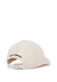 Kermakankaari baseball-hattu, jossa on takana kirjailtu musta "KARL LAGERFELD" -logo ja säädettävä hihna. Klassinen kaareva lippa.