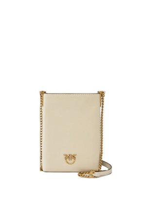 Borsa a tracolla rettangolare in pelle beige con tracolla a catena dorata e emblema dorato a forma di uccello posizionato al centro vicino al fondo.