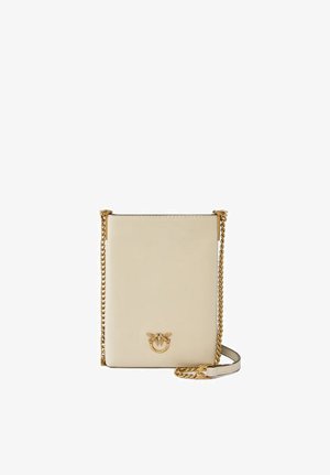 Borsa a tracolla rettangolare in pelle beige con tracolla a catena dorata e emblema dorato a forma di uccello posizionato al centro vicino al fondo.