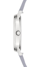 Silberner Metallarmbanduhr mit schlankem Profil, runder Gehäuseform und grauem Silikonarmband. Verfügt über eine strukturierte Krone und eine glatte Oberfläche.