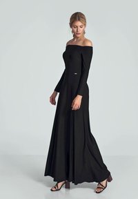 Schwarzes Maxikleid mit schulterfreiem Schnitt, langen, enganliegenden Ärmeln, glattem Jersey-Material, fließendem Rock, minimalistischem Design und subtilen Branding-Details.