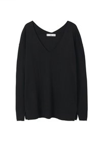 Pull noir à manches longues avec un décolleté en V profond, texture côtelée et fentes latérales à l'ourlet. Fabriqué à partir d'un tissu doux et léger.
