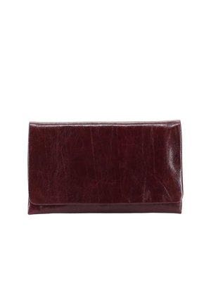 Dunkelbraune Leder-Clutch mit glatter Oberfläche und gefalteter Klappe, gezeigt vor einem schlichten weißen Hintergrund.