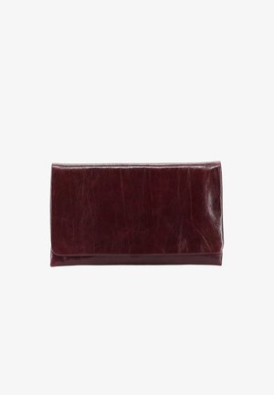 Dunkelbraune Leder-Clutch mit glatter Oberfläche und gefalteter Klappe, gezeigt vor einem schlichten weißen Hintergrund.