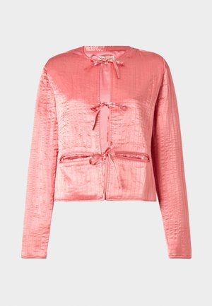 Rosa Satinjacke mit strukturierter Oberfläche, langen Ärmeln, einem runden Ausschnitt und vorderen Bindebändern. Verfügt über zwei Vordertaschen.
