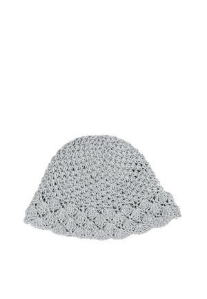 Cappello a secchiello lavorato a uncinetto grigio chiaro con motivo strutturato e bordo smerlato, mostrato su sfondo bianco.