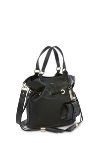 Μαύρη δερμάτινη τσάντα χειρός με υφή, διπλούς ιμάντες, αποσπώμενο λουρί και χρυσές λεπτομέρειες, διαθέτοντας εξωτερική τσέπη και λεπτομέρεια με φουντίτσα.