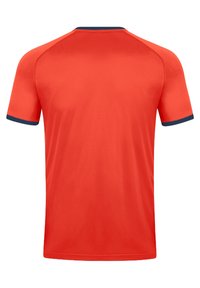 Rotes T-Shirt mit kurzen Ärmeln und rundem Halsausschnitt, das marineblaue Akzente an den Ärmeln hat. Hergestellt aus glattem Stoff mit einem schlichten Design.