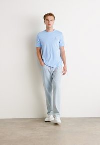 Tommy Hilfiger STACK TEE - T-shirt basic - vessel blue
