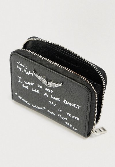 Zwarte leren portemonnee met rits, zilveren vleugel embleem en witte handgeschreven tekst op het voorpaneel.
