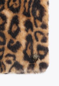 Tissu en fausse fourrure à imprimé léopard avec un mélange de motifs marron clair et noir. Doté d'une fermeture décorative en métal doré ornée de strass.