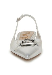 Zilveren gepatenteerde ballerina flat met een spitse neus, verstelbare enkelband en opvallend zilver hardware detail aan de voorkant.