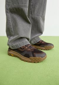 CROSSPATH UNISEX - Sportbačiai - dark brown