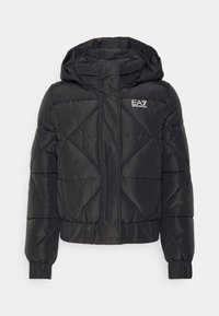 Czarna pikowana kurtka puchowa z kapturem, z przodem na zamek błyskawiczny, elastycznymi mankietami oraz wzorem w romby. Logo EA7 na górnej lewej części klatki piersiowej.