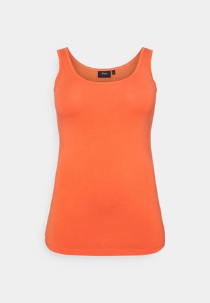 Pomarańczowy tank top bez rękawów z okrągłym dekoltem, gładki materiał i mała czarna metka z logo na kołnierzu na jednolitym jasnym tle.