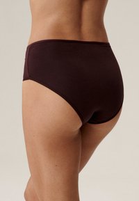 Burgundowe majtki o wysokim stanie, wykonane z gładkiego materiału, charakteryzujące się bezszwowym designem i minimalnym przeszyciem, zapewniające pełne pokrycie.