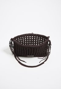 Borsa a mano all'uncinetto marrone con design a rete intrecciata, dotata di fondo piatto, tracolla regolabile e dettagli in metallo.